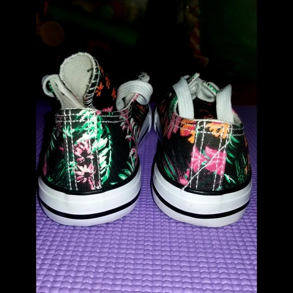 Converse low top shoes size 2 - Picture 5 of 8
